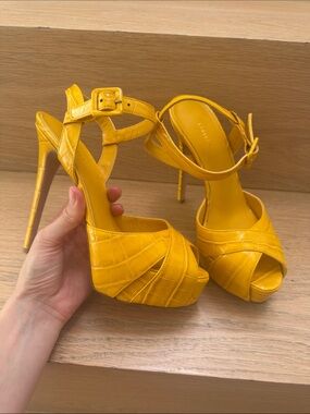 Le Silla Women’s Yellow Platform Sandals with Ankle Strap. Never worn. Size 37IT